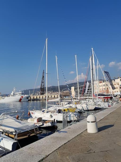 Still Und Stilvoll Im Stadtzentrum Daire Trieste Dış mekan fotoğraf